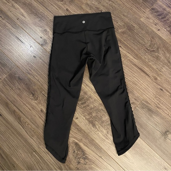 Lululemon Sunshine Salutation crops size 6 side mesh fabric panels - Picture 5 of 7